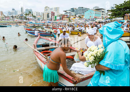 SALVADOR, Brasilien - Februar 2, 2016: Zelebranten auf dem Festival von Yemanja tragen Blumen am Strand von Rio Vermelho als Opfergabe auf See zu verlassen. Stockfoto