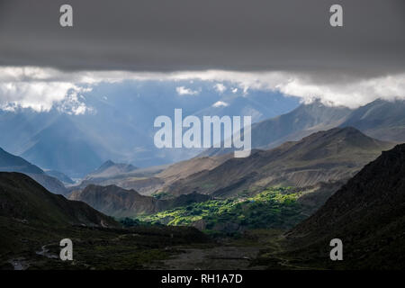 Blick auf die landwirtschaftliche Umgebung von Muktinath und der Kali Gandaki Tal von der Aufstieg auf den Pass Thorong La Stockfoto