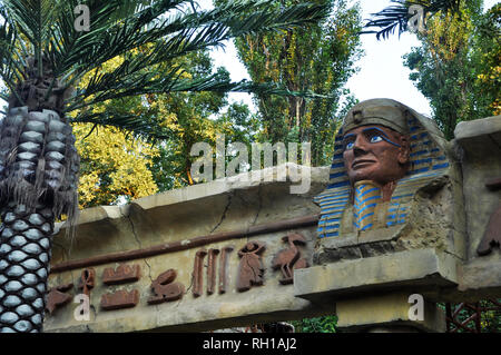 Ägyptischen Statuen und Palmen. Landschaft Stockfoto