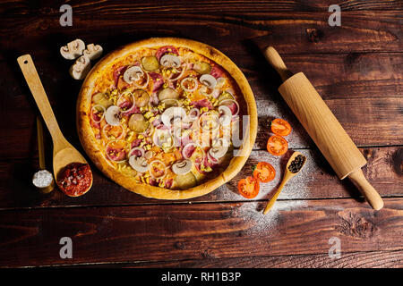 Köstliche Meeresfrüchte Garnelen und Muscheln Pizza auf einem schwarzen Holztisch. Italienisches Essen. Ansicht von oben Stockfoto