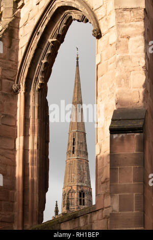 Der Turm der Kirche der Heiligen Dreifaltigkeit durch die Fenster der Alten Kathedrale von Coventry gesehen Stockfoto