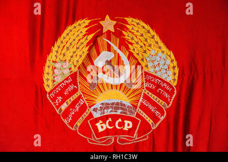 Emblem der Weißrussischen Sozialistischen Sowjetrepublik an die Sowjetische Weißrussische SSR mit politischen Losung "Proletarier aller Länder, vereinigt Euch!". Stockfoto