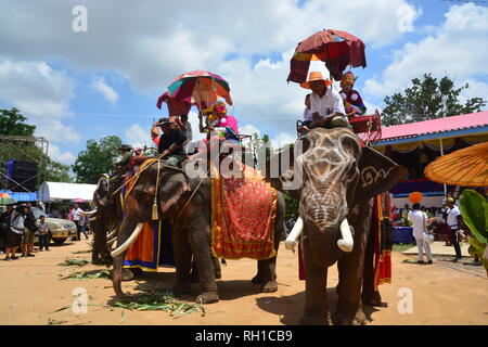 SURIN, THAILAND, 9. Mai 2017: Ordination Parade auf Elephantâ € ™ s Zurück Festival ist, wenn Elefanten Parade und Novizen auf ihrem Rücken tragen. Dieser ev Stockfoto