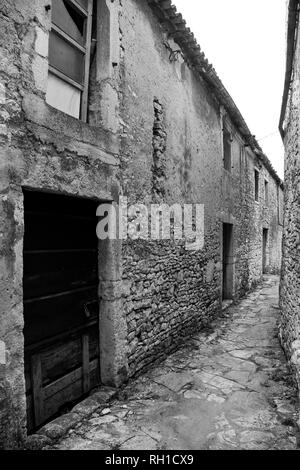 Eine Straße in der historischen Ortschaft von Vodnjan (dignano) in Istrien, Kroatien Stockfoto