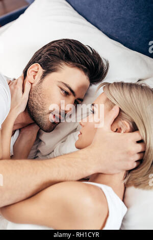 Attraktive Freundin und gutaussehenden Freund im Bett Stockfoto