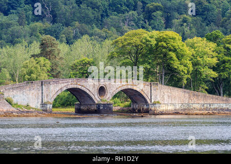 Eine steinerne Bogenbrücke in der Nähe von Inveraray Schottland Stockfoto