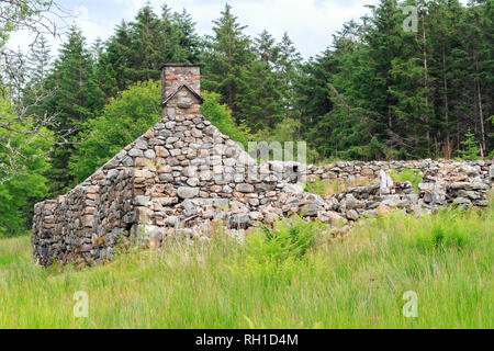 Ruinen einer alten crofters Cottage in die schottische Landschaft Stockfoto