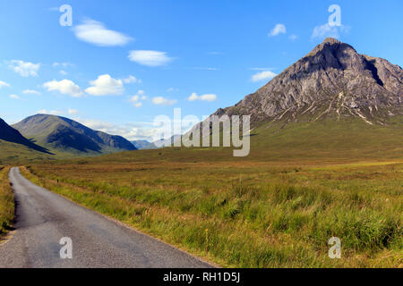 Glen Etive Schottland mit Stob Dearg Berg auf der rechten Seite und Weg zum Loch Etive Stockfoto