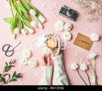 Feder Layout mit Kaffee in weibliche Hände, Blumen, Zeichen glücklich Stockfoto