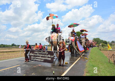 SURIN, THAILAND, 9. Mai 2017: Ordination Parade auf Elephantâ € ™ s Zurück Festival ist, wenn Elefanten Parade und Novizen auf ihrem Rücken tragen. Dieser ev Stockfoto