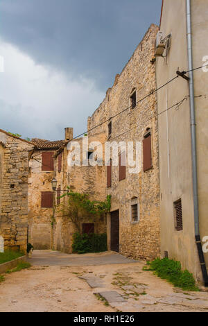 Gebäude im historischen Dorf Vodnjan (dignano) in Istrien, Kroatien Stockfoto