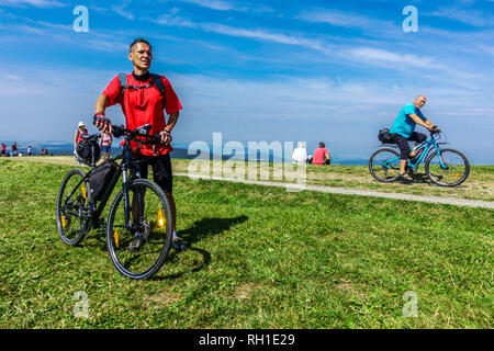 Herren Radfahren auf der Spitze der Bergwiesen in Die Weißen Karpaten an der Grenze zur Tschechischen Republik Und Slowakei Senior Fahrrad fahren Stockfoto