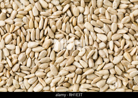 Blick von oben auf die geschälte Sonnenblumenkerne Hintergrund Textur. Studio gedreht. Stockfoto