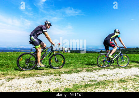 Radtouren für Herren auf den Bergwiesen in den Weißen Karpaten an der Grenze zwischen Tschechien und der Slowakei Stockfoto