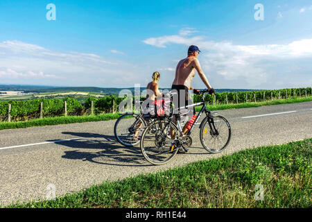 Zwei Biker schieben Fahrräder auf die Straße zwischen Weinbergen, Mährischer Weinpfad Palava, Mikulov Region, Südmähren, Tschechien aktiv, Menschen, Radfahren Stockfoto