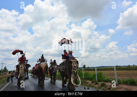 SURIN, THAILAND, 9. Mai 2017: Ordination Parade auf Elephantâ € ™ s Zurück Festival ist, wenn Elefanten Parade und Novizen auf ihrem Rücken tragen. Dieser ev Stockfoto