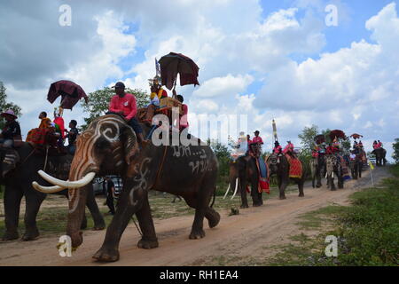 SURIN, THAILAND, 9. Mai 2017: Ordination Parade auf Elephantâ € ™ s Zurück Festival ist, wenn Elefanten Parade und Novizen auf ihrem Rücken tragen. Dieser ev Stockfoto