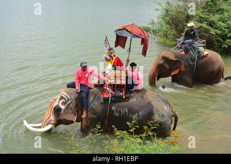 SURIN, THAILAND, 9. Mai 2017: Ordination Parade auf Elephantâ € ™ s Zurück Festival ist, wenn Elefanten Parade und Novizen auf ihrem Rücken tragen. Dieser ev Stockfoto