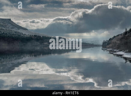 Peak District National Park. Winter über die Ladybower Reservoir, Derbyshire Peak District, UK. Stockfoto