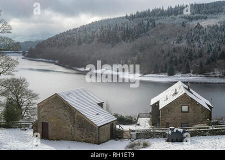 Peak District National Park. Winter über die Ladybower Reservoir, Derbyshire Peak District, UK. Stockfoto