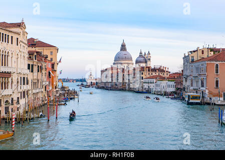 Canal Grande mit Santa Maria della Salute im Hintergrund, Venedig, Italien Stockfoto