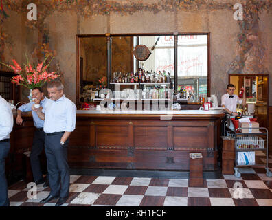 Bar camparino Interieur mit Menschen, Mailand, Italien Stockfoto