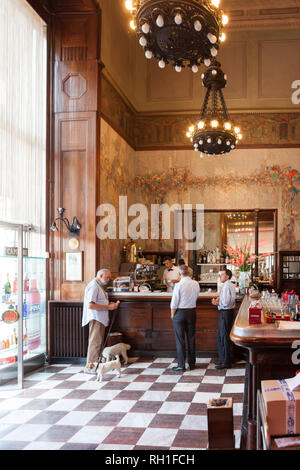 Bar camparino Interieur mit Menschen, Mailand, Italien Stockfoto