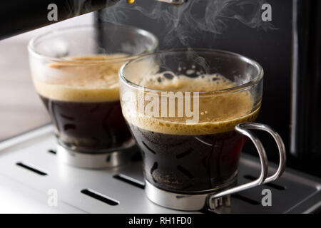 Close up frischen Kaffee in der Espressomaschine Stockfoto