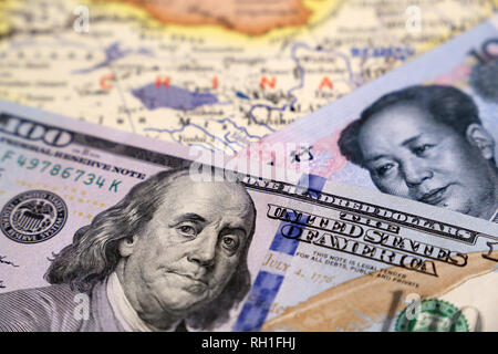US-Dollar und Yuan auf der Karte von China. Handelskrieg zwischen den USA und China, wirtschaftliche Sanktionen Stockfoto