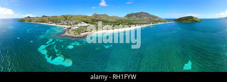 Antenne Panoramablick von Christopher Hafen und das Karibische Meer, St. Kitts, in der Nähe des Park Hyatt Hotel und Reggae Beach Stockfoto