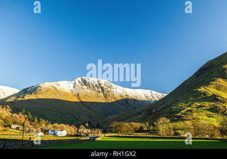 Grau Grag und Hartsopp Dodd im Nationalpark Lake District in Cumbria, North West England an einem sonnigen und kalten Wintertag. Stockfoto