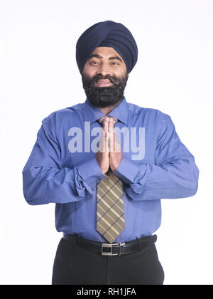 Porträt von einem Sikh SARDAR MANN MIT HÄNDE GEFALTET IN GRUSS Stockfoto