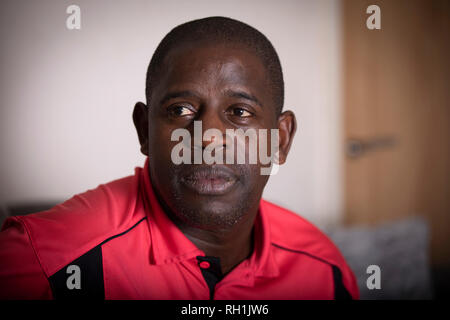 Lenny Johnrose, dargestellt in seinem Haus in Preston, Lancashire. Er war ein englischer ehemalige professionelle Fußballspieler, der während seiner Karriere für mehrere Vereine einschließlich Burnley, begraben und Swansea City gespielt. Im März 2017, Penrose wurde mit Motoneurone bestimmt. Stockfoto