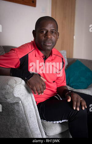 Lenny Johnrose, dargestellt in seinem Haus in Preston, Lancashire. Er war ein englischer ehemalige professionelle Fußballspieler, der während seiner Karriere für mehrere Vereine einschließlich Burnley, begraben und Swansea City gespielt. Im März 2017, Penrose wurde mit Motoneurone bestimmt. Stockfoto