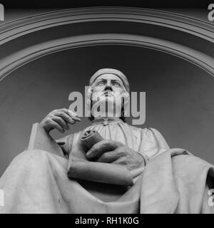 Statue von Arnolfo di Cambio suchen, um sich an der Duomo Kathedrale von Florenz Stockfoto