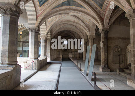 Italien, Florenz - 02 April 2017: der Blick auf den Kreuzgang der Toten ist ein unterirdischer Friedhof von der Kirche Santa Maria Novella im Inneren auf 02 April 2017 Stockfoto