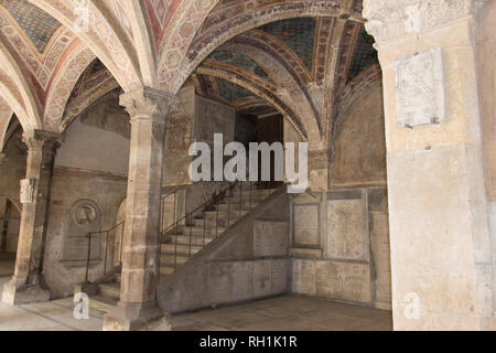 Italien, Florenz - 02 April 2017: der Blick auf den Kreuzgang der Toten ist ein unterirdischer Friedhof von der Kirche Santa Maria Novella im Inneren auf 02 April 2017 Stockfoto