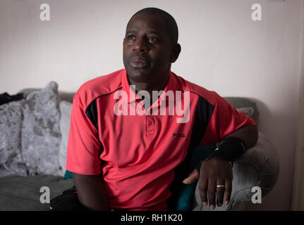 Lenny Johnrose, dargestellt in seinem Haus in Preston, Lancashire. Er war ein englischer ehemalige professionelle Fußballspieler, der während seiner Karriere für mehrere Vereine einschließlich Burnley, begraben und Swansea City gespielt. Im März 2017, Penrose wurde mit Motoneurone bestimmt. Stockfoto