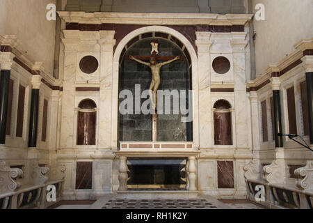 Italien, Florenz - 02 April 2017: der Blick auf das hölzerne Kruzifix von Filippo Brunelleschi in Gondi Kapelle in der Kirche Santa Maria Novella. Stockfoto