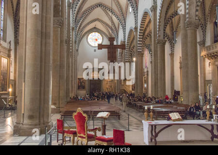 Italien, Florenz - 02 April 2017: der Blick auf das Kirchenschiff mit dem Kruzifix von Giotto im Inneren der Kirche Santa Maria Novella am 02 April 2017, Toskana. Stockfoto