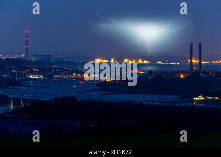 Power Station, Solarparks, Aussicht, River Medina, Medham, Cowes, Solent, Fawley, Southampton, Isle of Wight, England, Vereinigtes Königreich, Stockfoto