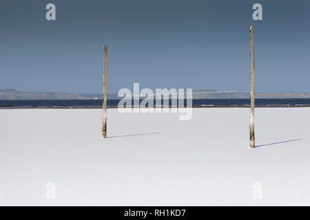 CULBIN FOREST FORRES Moray in Schottland suchen, DIE ÜBER EIN GROSSES SCHNEE CULBIN Strand auf der Halbinsel Black Isle UND ZWEI KIEFER HOLZ POLEN Stockfoto