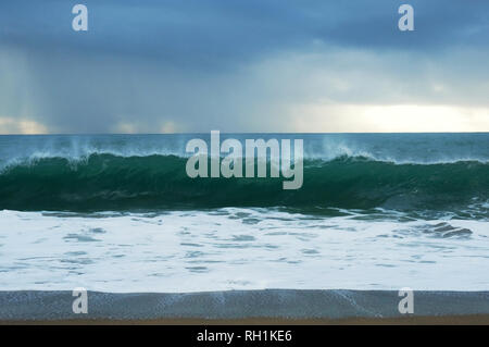 Brechende Welle an der Küste von Cornwall - Johannes Gollop Stockfoto