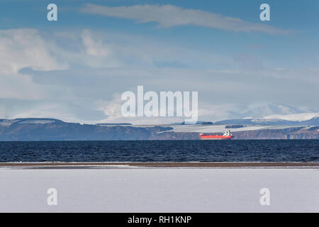 CULBIN FOREST FORRES Moray in Schottland aus der Ansicht CULBIN STRAND BLACK ISLE EIN ROTES SCHIFF UND SCHNEEBEDECKTEN HÜGELN Stockfoto