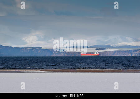 CULBIN FOREST FORRES Moray in Schottland aus der Ansicht CULBIN STRAND BLACK ISLE ROT SCHIFF UND SCHNEEBEDECKTEN HÜGELN Stockfoto