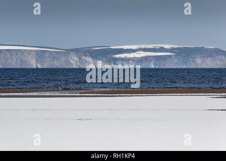 CULBIN FOREST FORRES Moray in Schottland Blick auf VERSCHNEITE CULBIN STRAND UND BLACK ISLE KLIPPEN Stockfoto