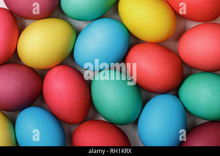 Eine Menge Ostern bunte Eier auf einem weißen Tisch. Nach Oben anzeigen. Close-up Stockfoto
