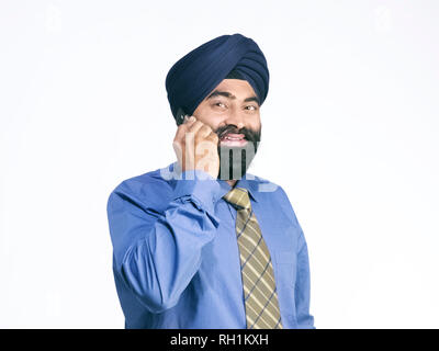 Porträt von einem Sikh SARDAR MANN AUF MOBILEN Stockfoto