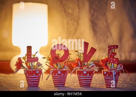 Liebe Briefe in Blumentöpfe im Licht einer Lampe. Stockfoto