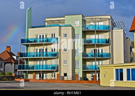 Middleton Court ist ein stilvolles, modernes Block von altenheimen von McCarthy & Stein mit Balkon und Meerblick. Porthcawl S. Wales Stockfoto